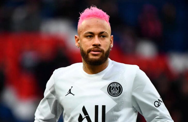 Já no PSG, Neymar não estava mais deixando o moicano crescer tanto e após um longo período sem novidades, o craque pintou o cabelo de rosa e chamou a atenção por conta da tonalidade da cor.