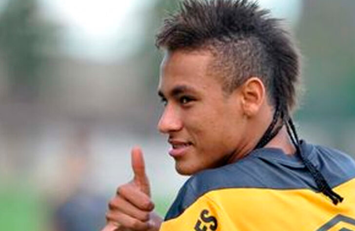 Em 2010, Neymar inovou e adotou as trancinhas no final do moicano, transformando o penteado em uma atração a parte nos jogos do Santos.
