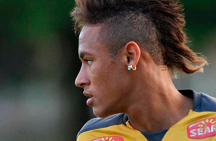 Em 2011, quando começou a explodir no Peixe, Neymar aumentou o tamanho do seu moicano e a partir disso adotou o penteado que se transformou em sua marca.