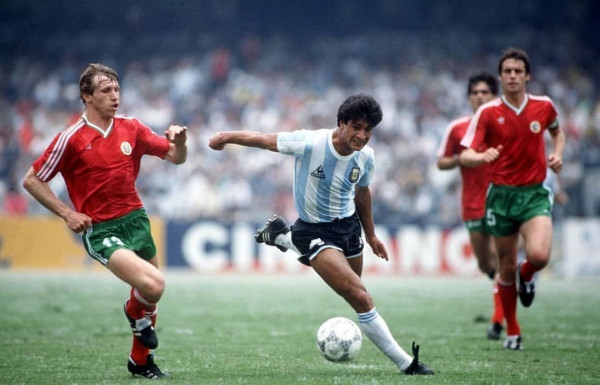 Outro argentino que recebeu a alcunha de “Novo Maradona” foi Claudio Borghi. As semelhanças com Diego eram grandes: Borghi surgiu na base do Argentinos Juniors, jogando pelo meio, com a camisa 10. Ele fez parte do elenco argentino que conquistou a Copa do Mundo de 1986, ao lado de Maradona, mas depois disso não conseguiu vingar. Jogou com a camisa do Milan, Flamengo e outros clubes. Hoje é treinador.