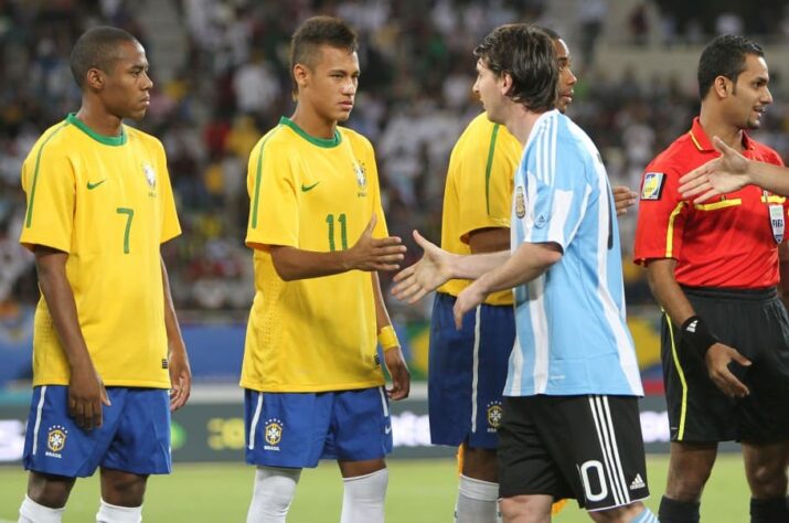 No primeiro confronto entre os craques, Neymar, à época no Santos, foi substituído por Mano Menezes no segundo tempo, enquanto Messi fez o gol do jogo.