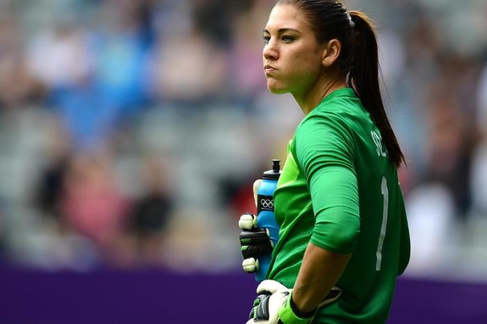 Hope Solo ainda deu outros detalhes do que viveu em Pequim 2008: "Quando acabamos a festa, saímos de nossos belos vestidos e voltamos aos nossos agasalhos. Às 7h da manhã, sem dormir, estava bêbada participando do Today Show (um programa de TV). Eu não deveria contar isso, mas conhecemos muitas celebridades. Em um momento decidimos continuar uma festa na Vila Olímpica. Começamos a conversar com os seguranças, mostramos nossas medalhas, desviamos a atenção deles e entramos com pessoas sem credencial."