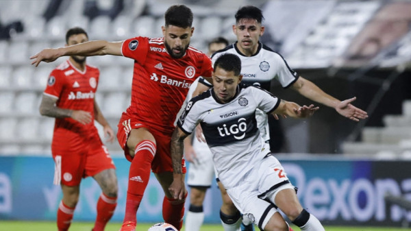 Na partida de ida, no Paraguai, as equipes não saíram do zero. Um empate com gols classifica o Olimpia, pela regra do gol fora de casa, enquanto uma nova igualdade sem gols leva a decisão para as penalidades. Quem avançar para as quartas pega Flamengo ou Defensa y Justicia. 