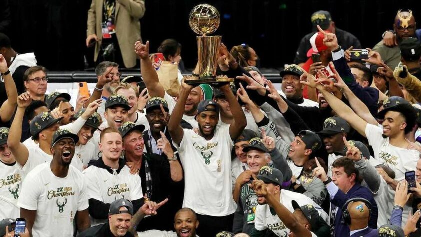 FAVORITO: Milwaukee Bucks - Atual campeão da NBA, os Bucks contam com um Antetokounmpo ainda mais mortal perto da cesta e que se mostrou capaz de arremessar de longe nesta pré-temporada, grande fraqueza do grego nos últimos anos. Além de Middleton e Holiday, que são ótimos coadjuvantes para Giannis.