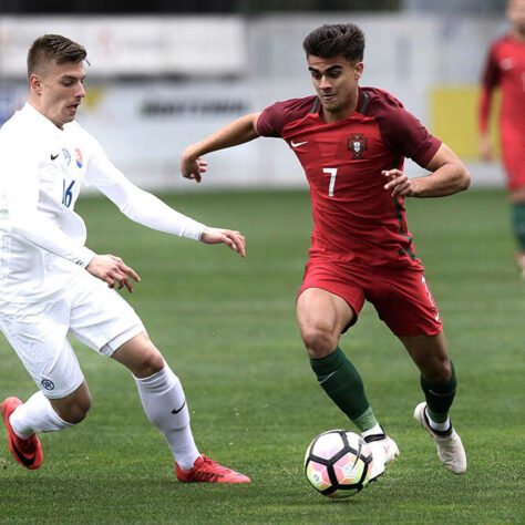 Após se destacar com a camisa 7 de Portugal na Eurocopa sub-19 de 2018, João Filipe, conhecido como Jota, ganhou o apelido de “Novo Cristiano Ronaldo”. Hoje, aos 22 anos, ele defende as cores do Benfica.