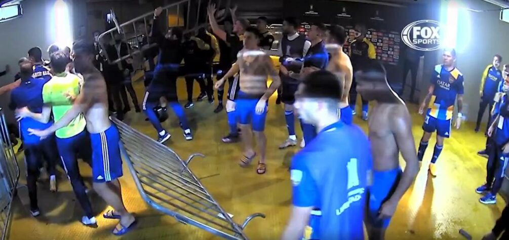 Após eliminação nas oitavas de final da Libertadores 2021, membros do Boca Juniors protagonizaram cenas lamentáveis de violência no Mineirão. A queda nos pênaltis diante do Atlético-MG não foi bem aceita e os argentinos iniciaram um confronto generalizado na entrada dos vestiários, arremessando grades de proteção e até bebedouros. Os argentinos passaram a noite na delegacia prestando esclarecimentos sobre o ocorrido. Lembre outros episódios nos quais os argentinos apelaram para violência após derrotas ou estarem em desvantagem contra times brasileiros.