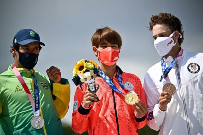 Kelvin Hoefler, de 28 anos, foi o primeiro brasileiro a subir no pódio na Olimpíada de Tóquio. Ele conquistou a prata no skate street, atrás somente do japonês Yuto Horigome. O americano Jagger Eaton ficou com o bronze.