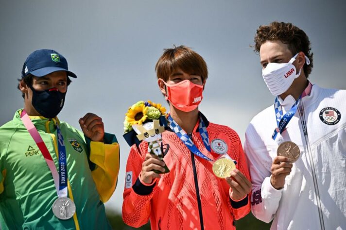 Kelvin Hoefler, de 28 anos, foi o primeiro brasileiro a subir no pódio na Olimpíada de Tóquio. Ele conquistou a prata no skate street, atrás somente do japonês Yuto Horigome. O americano Jagger Eaton ficou com o bronze.