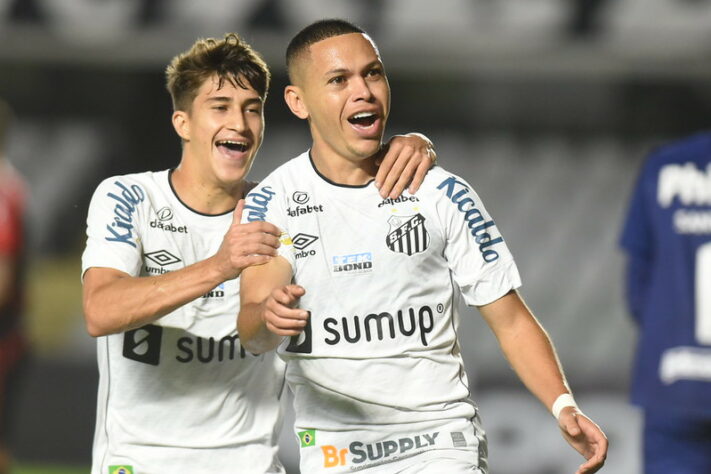 O Santos fecha o grupo dos 5 clubes com maiores crescimentos em junho. O alvinegro praiano somou quase 64 mil novas inscrições em seus perfis oficiais com foco em seus perfis no Instagram (32%) e TikTok (27%).