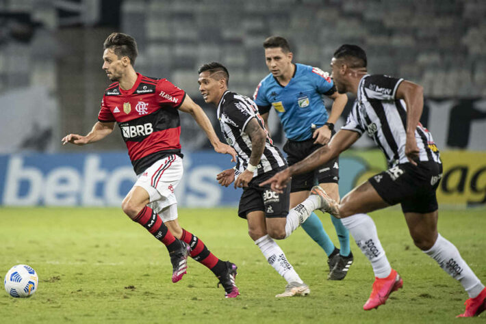 Atlético-MG - SOBE: O grande destaque do Galo foi o atacante Savarino, autor dos dois gols. Réver, com grande atuação, e Everson, com defesa salvadora, também merecem ser citados. | DESCE: Por outro lado, Thcê Tchê e Zaracho tiveram atuações apagadas e foram os pontos negativos da equipe mineira.