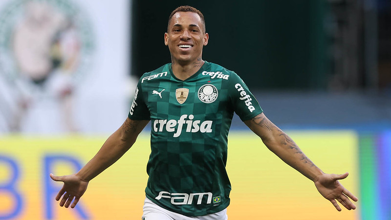 O Palmeiras derrotou o Santos, em clássico agitado na tarde deste sábado, por 3 a 2, no Allianz Parque, pelo Brasileirão. O principal destaque do Verdão foi o atacante Breno Lopes (foto), que fez boa partida e marcou um dos gols do time da casa. Confira as notas do Palmeiras no LANCE! (por Nosso Palestra)