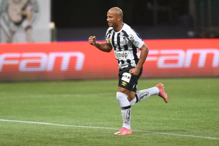 O Santos fez um bom segundo tempo, mas perdeu para o Palmeiras por 3 a 2 na tarde deste sábado, no Allianz Parque, pela 11ª rodada do Campeonato Brasileiro. João Paulo falhou no primeiro gol, Pará foi muito mal e time cresceu com a entrada de Carlos Sánchez. Confira as notas do Peixe no LANCE! (por Diário do Peixe).