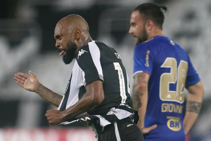 Em tarde inspirada dos artilheiros, Botafogo e Cruzeiro empataram por 3 a 3, neste sábado, no estádio Nilton Santos, pela 11ª rodada da Série B do Campeonato Brasileiro. Chay foi a estrela solitária do Alvinegro e marcou três gols, mas do outro lado a Raposa tinha Marcelo Moreno, que marcou duas vezes, para garantir o empate (Gilvan, contra, completou). Confira as notas do LANCE!. (Por Rodrigo da Costa - reporterbota@lancenet.com.br) 