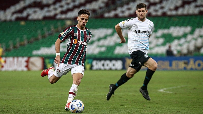 FECHADO - O Fluminense acertou a renovação do contrato do meia-atacante Gabriel Teixeira. O vínculo anterior era válido até o fim de 2024 e passa a ir até dezembro de 2025. O jovem de 20 anos, formado em Xerém, também ganhou um reajuste salarial.