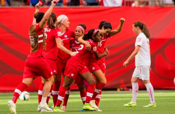 Seleção do Canadá vibra ao marcar um gol contra o Japão, na partida que terminou em empate.