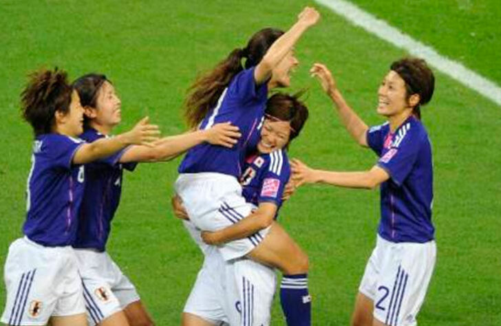 Time japonês vibra ao marcar um gol contra o Canadá no jogo que terminou em empate por 1 a 1, no futebol feminino.