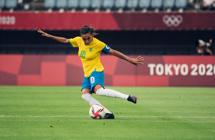 Após balançar as redes contra a China, Marta se tornou a primeira jogadora a marcar em cinco edições de Olimpíadas. Com os dois gols anotados na estreia, a camisa 10 do Brasil atingiu a marca de 12 na história dos Jogos Olímpicos e está apenas dois de igualar a também brasileira Cristiane, maior artilheira do futebol olímpico. 