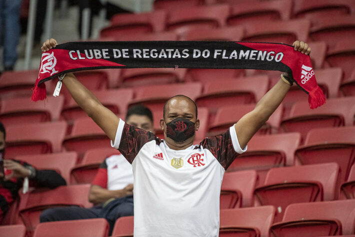 Máscara do Flamengo foi acessório vendido no entorno do estádio e muito visto na arquibancada.