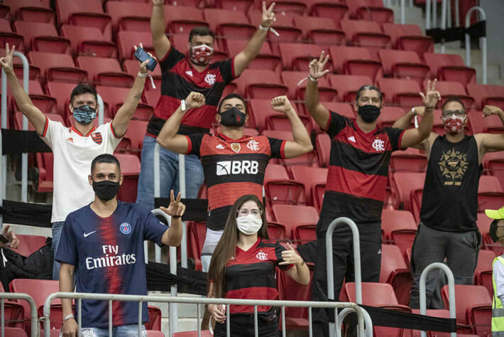 Mais fotos da torcida no Mané Garrincha antes da bola rolar.