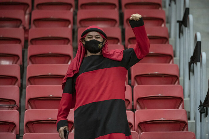 A torcida esperou poucos minutos para voltar a comemorar um gol do Flamengo, em cabeçada de Rodrigo Caio.