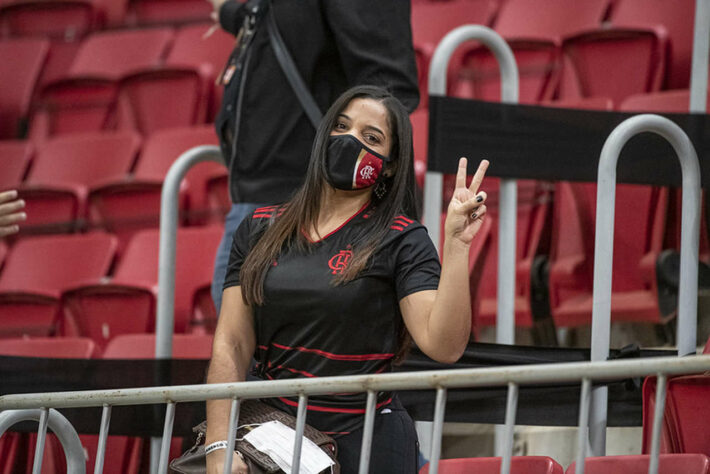 Mais uma torcedora com máscara rubro-negra na arquibancada do Mané Garrincha.