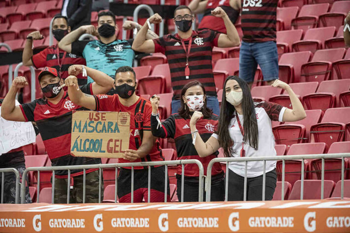 Além da classificação às quartas de final da Libertadores, a vitória do Flamengo sobre o Defensa y Justicia marcou o retorno do público aos estádios no Brasil. Veja, a seguir, fotos e informações sobre a presença dos torcedores no Mané Garrincha.