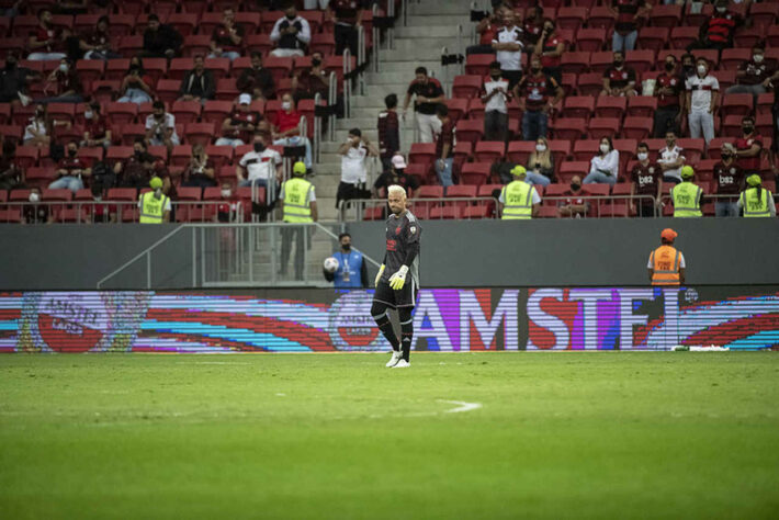 Atrás de Diego Alves, é possível ver distanciamento entre torcedores.