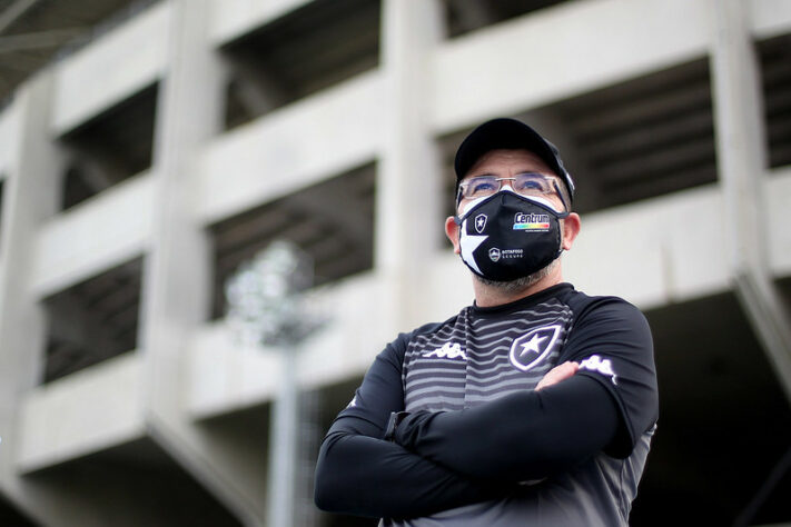 Enderson Moreira é o novo técnico do Botafogo. O profissional foi apresentado de forma oficial na última quarta-feira e terá a missão de guiar o Alvinegro na busca pelo retorno à elite do Brasileirão. O LANCE! relembra os últimos dez treinadores que passaram pelo Botafogo. Confira: