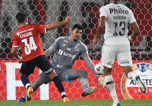 O Santos empatou com o Independiente por 1 a 1, na Argentina, e se classificou para as quartas de final da Copa Sul-Americana, já que havia vencido o duelo na Vila Belmiro. Nesta quinta-feira, o goleiro João Paulo fechou o gol com diversas defesas importantes e difíceis, garantindo a vaga do Peixe na próxima fase da competição. Confira as notas do Santos no LANCE! (por Diário do Peixe) 