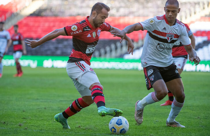 O São Paulo até abriu o placar contra o Flamengo, mas levou a virada e sofreu uma goleada de 5 a 1 no Maracanã, neste domingo, muito por conta do apagão defensivo da equipe.  Veja as notas dos jogadores do Tricolor Paulista