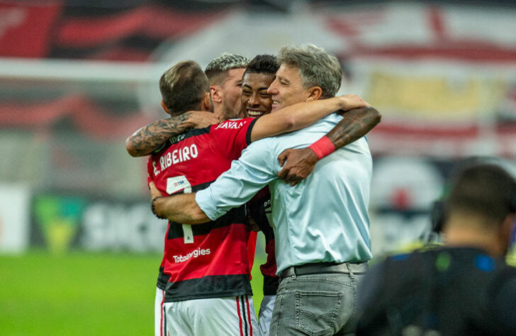 O treinador, inclusive, teve um começo avassalador pelo Flamengo. Nos seis primeiros jogos à frente do time, o Rubro Negro marcou 24 gols e sofreu apenas três..