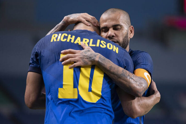 O futebol masculino é cotado desde o início para trazer uma medalha para o Brasil. O forte time montado por André Jardine avançou para as semifinais e já irá garantir medalha caso supere o México às 5h de terça. Na outra semifinal, enfrentam-se Japão e Espanha.