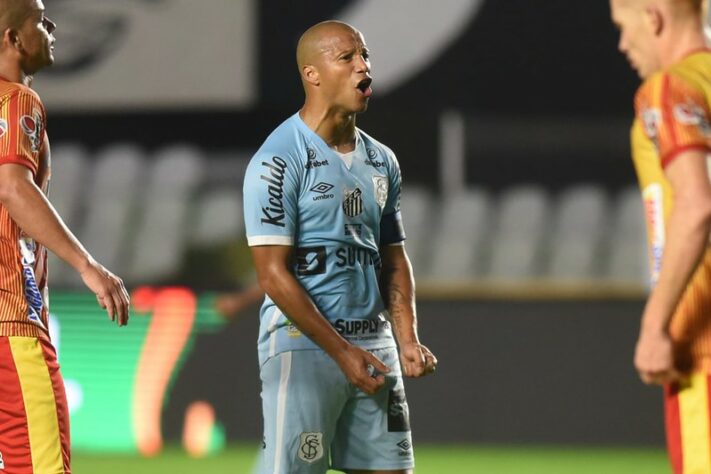 O uruguaio Carlos Sánchez é o maior artilheiro estrangeiro do Peixe, com 32 gols. Chegou no clube em julho de 2018 e ficou até dezembro de 2022.