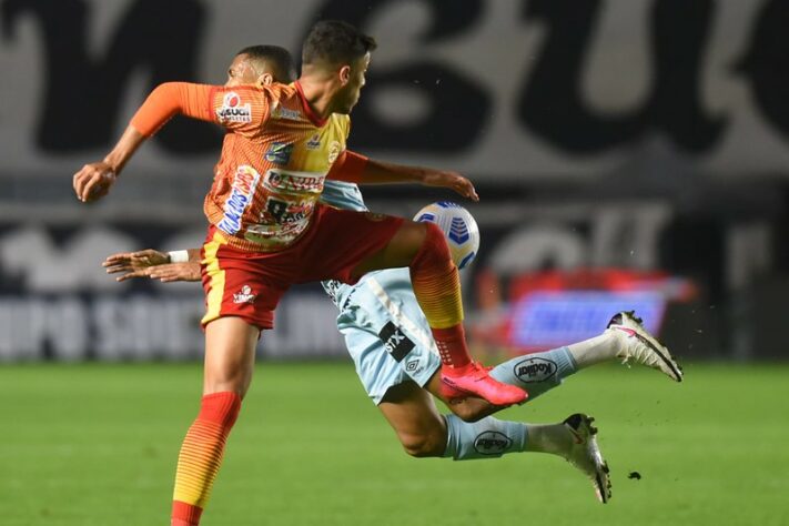 JUAZEIRENSE: Sobe – Rodrigo Calaça – O Peixe goleou o time baiano por 4 a 0, mas poderia ter sido muito mais se não fosse o goleiro Calaça, que fez grandes defesas durante todo o jogo. // Desce – Kesley – Perdeu um gol inacreditável, na frente de João Paulo, após Luiz Felipe errar feio um domínio de bola. O placar ali ainda estava 0 a 0. Quem não faz, toma!