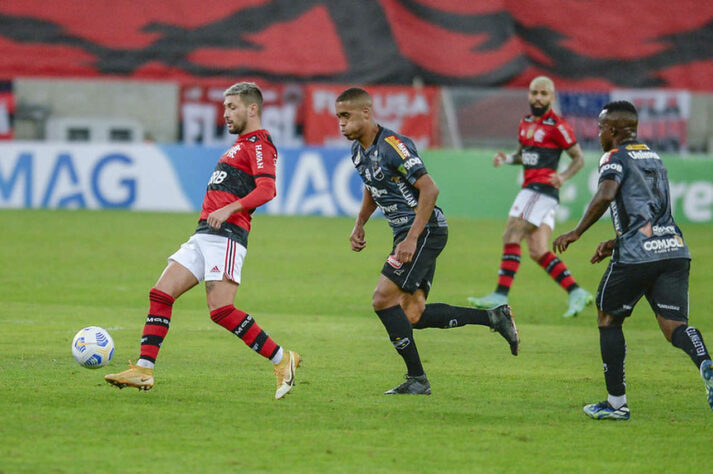 Massacre total do Flamengo no Maracanã. Sem tomar conhecimento do ABC, o time rubro-negro teve noite de gala e goleou por 6 a 0, pelo jogo de ida das oitavas de final da Copa do Brasil. (Por Lucas Pessôa - lucaspessoa@lancenet.com.br)