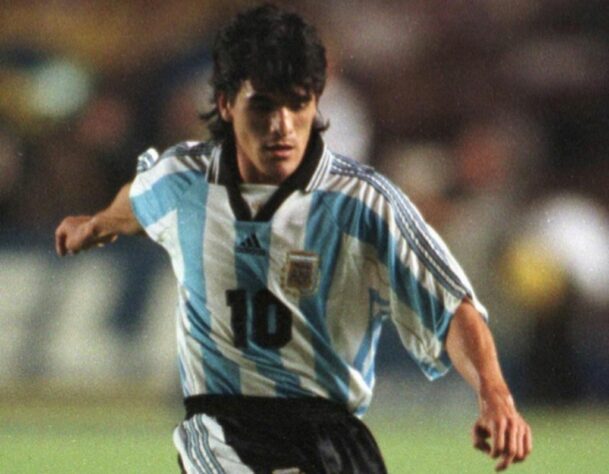 Ariel Ortega atuou ao lado de Maradona na seleção argentina que disputou a Copa de 1994. Com a aposentadoria de Diego, assumiu a camisa 10 albiceleste. Com características de jogo parecidas com o ídolo, a esperança de que fosse o “Novo Maradona” foi depositada sobre Ortega. No entanto, após algumas temporadas sem muito brilho na Europa e no River Plate, se aposentou dos gramados, em 2012.
