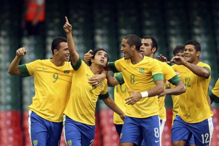 Neste sábado (31), a Seleção Brasileira masculina de futebol enfrenta o Egito, pelas quartas de final dos Jogos Olímpicos de Tóquio. Essa não é a primeira vez que as duas seleções se enfrentam em uma Olimpíada. Em 2012, o Brasil encarou o Egito pelos Jogos de Londres. Relembre os principais jogadores que disputaram aquela partida!