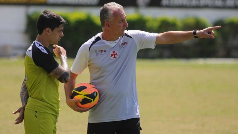 Dorival Júnior - Em seu retorno ao clube carioca, o técnico estreou em um clássico contra o Flamengo, no Mané Garrincha, em Brasília. O Cruz-Maltino foi derrotado por 1 a 0 com gol de Paulinho, pelo Campeonato Brasileiro 2013. 