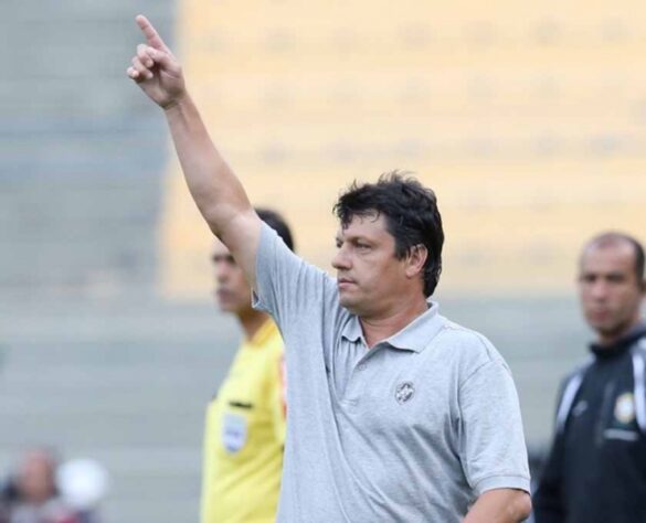 Adílson Batista - O Vasco venceu o Coritiba por 2 a 1 em sua primeira partida sob o comando do técnico, em 2013, no Moacyrzão, pela 32ª rodada do Campeonato Brasileiro. 