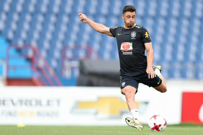 O meia Giuliano, de 31 anos e ex-Seleção Brasileira, estava livre no mercado após rescindir com o Istanbul Basaksehir e acertou com o Corinthians. Giuliano era um dos principais jogadores brasileiros sem clube, porém a lista ainda conta com diversos nomes interessantes. Veja galeria com 23 jogadores brasileiros que estão sem clube e podem assinar com o seu time do coração. Confira!