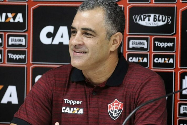 Após firmar um acordo verbal em 2019, Marcelo Chamusca foi anunciado como novo treinador do Oeste, equipe do interior paulista. No entanto, antes mesmo de ser apresentado, ele acertou com o Vitória e assumiu o comando do time baiano na mesma semana. 