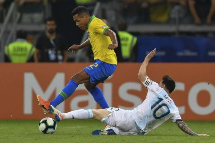 Além dos cinco duelos que travaram, Neymar e Messi tiveram outras oportunidades de se enfrentarem. Na semifinal da Copa América de 2019, o Brasil enfrentou a Argentina, mas como Neymar estava lesionado, não participou da competição. A Seleção Brasileira venceu por 2 a 0 e, depois de vencer o Peru na final, foi campeã.