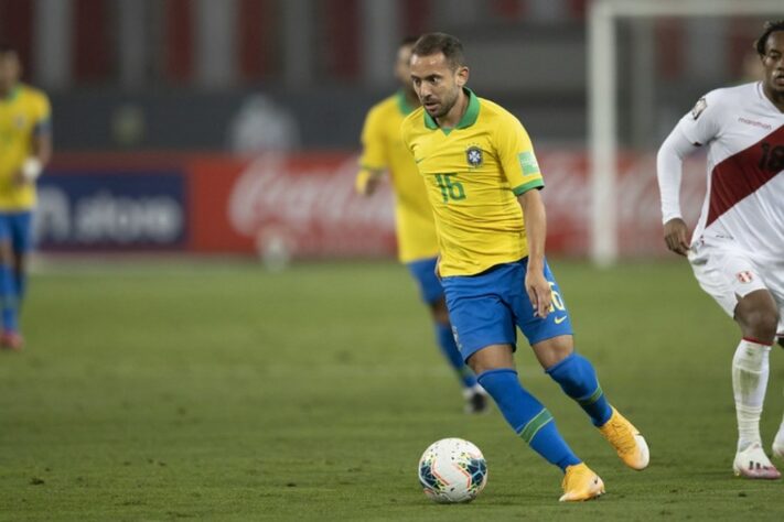 Everton Ribeiro – Mesmo entrando no segundo tempo nas partidas da fase de grupos, Everton Ribeiro não repetiu as boas atuações quando foi titular e acabou voltando para o banco.