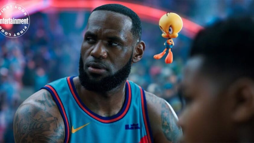 Após 25 anos do sucesso do primeiro filme de "Space Jam", estreou no cinema, nesta quinta-feira, a sequência do longa-metragem, chamada: "Space Jam: Um Novo Legado". A saga, que reúne o time de Looney Tunes com astros do basquete norte-americano, tem LeBron James como protagonista. Principal atleta da primeira versão, Michael Jordan também está presente neste novo filme. Lembre os jogadores que apareceram no primeiro filme e saiba quem está no segundo!