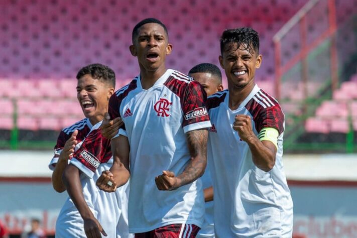 O Flamengo encaminhou a renovação de contrato do atacante André, do sub-20. O atleta de 19 anos estenderá seu vínculo com o clube até dezembro de 2023, e a multa rescisória para clubes do exterior passará a ser de 50 milhões de euros (cerca de R$ 300 milhões na cotação atual). Baseado nessa negociação, o LANCE! listou os 30 jogadores mais valiosos dos clubes brasileiros, com idade menor ou igual aos 20 anos. Os valores foram retirados do site Transfermarkt. Confira!