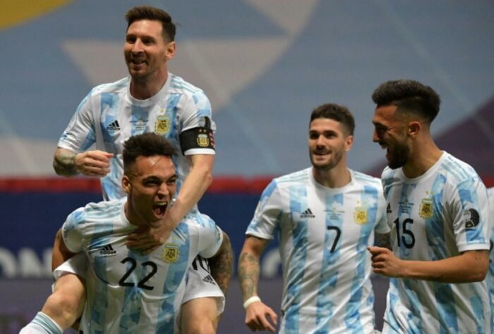 A Argentina se sagrou campeã da Copa América 2021 após vencer o a Seleção Brasileira na final do torneio sul-americano e quebrou com um jejum que durou 28 anos. Curiosamente,  o último título profissional da Albiceleste foi em uma Copa América, em 1993. Por isso, o LANCE trouxe uma galeria com todas as competições em que a Argentina jogou durante o jejum que dura 28 anos. Confira! 