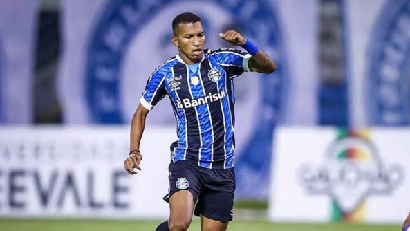 ESQUENTOU - O Fluminense está avaliando a contratação do atacante Léo Chú, do Grêmio. Ainda sem reforços no segundo semestre, apesar de estar atento ao mercado, o clube carioca procurou o jogador e tem o interesse na contratação por empréstimo.