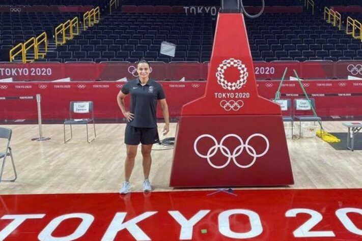 Feito histórico no basquete masculino dos Jogos Olímpicos: a brasileira Andreia Regina Silva se tornou a primeira mulher a apitar um jogo da modalidade. Foi nesta madrugada, quando os Estados Unidos venceram o Irã por 120 a 66. Até hoje, outras mulheres tinham apitado partidas, mas só no feminino. 