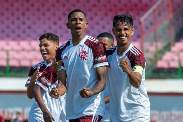 FECHADO - O Flamengo encaminhou a renovação de contrato do atacante André, do sub-20. O atleta de 19 anos estenderá seu vínculo com o clube até dezembro de 2023, e a multa rescisória para clubes do exterior passará a ser de 50 milhões de euros (cerca de R$ 300 milhões na cotação atual). A informação foi divulgada inicialmente pelo canal "Flazoeiro".