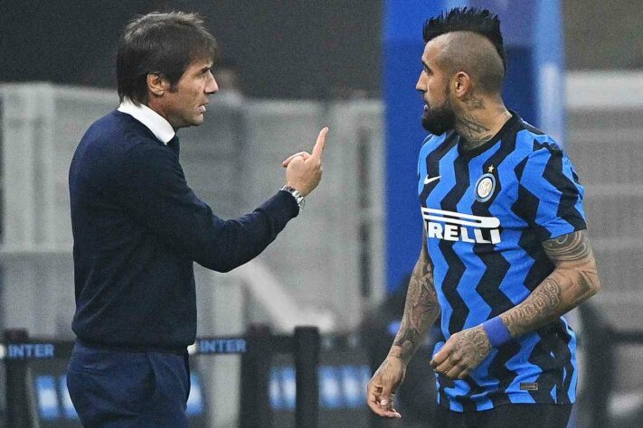 ESQUENTOU - A Inter de Milão não deve permanecer com o chileno Arturo Vidal no seu elenco. Os dirigentes do clube italiano acreditam que o jogador não faz parte dos planos e cogitam uma rescisão contratual. Nas últimas janelas, o volante sempre foi ventilado no Flamengo. Segundo o jornal italiano ‘Calcio Mercato’, a ideia da Inter é conseguir a rescisão de contrato já em janeiro. Vidal tem contrato com a Inter até o final da próxima temporada, em junho, com uma extensão contratual até 2023.